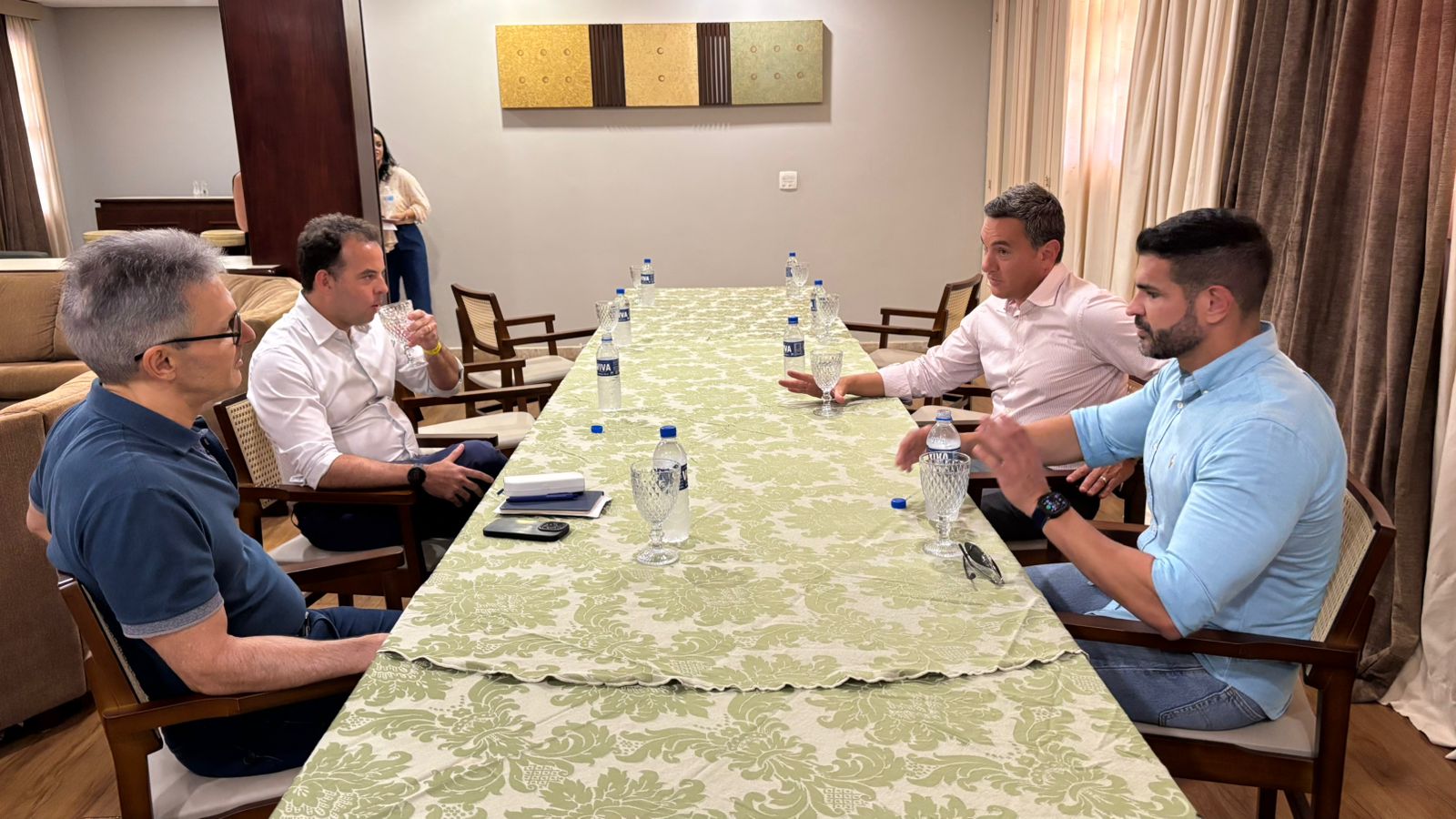 Governador se reúne com diretores da concessionária que vai tomar conta da BR-381 e coloca Governo de Minas à disposição para avanço nas obras