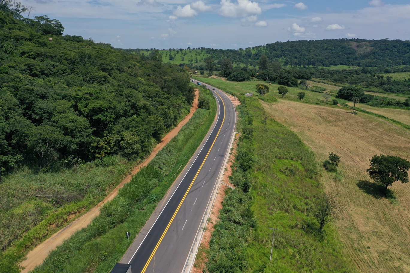 Concessionária entrega obras de terceiras faixas em rodovia de Itaúna